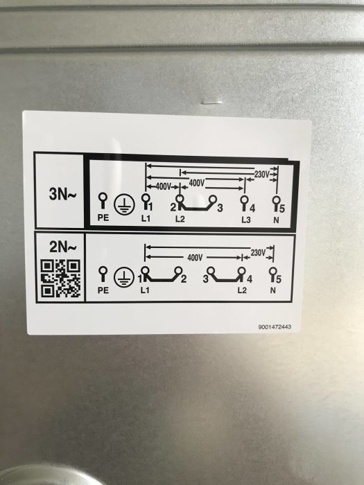 Elektrisk anslutningsschema för 3-fas och 2-fas med märkningar och QR-kod på vit etikett.