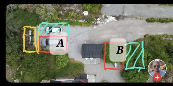 Flygbild över en tomt med markerade områden A och B, där byggmaterial tycks vara placerat.