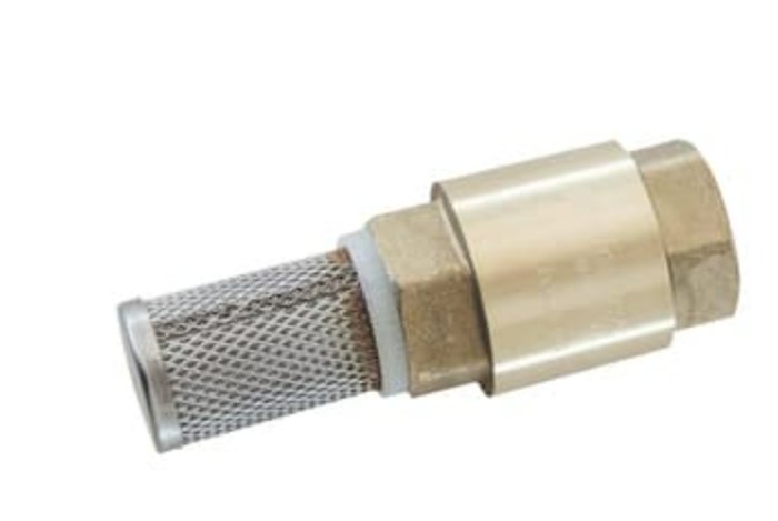 Metallisk vattenfilter i sil till vattenledningssystem, isolerad på vit bakgrund