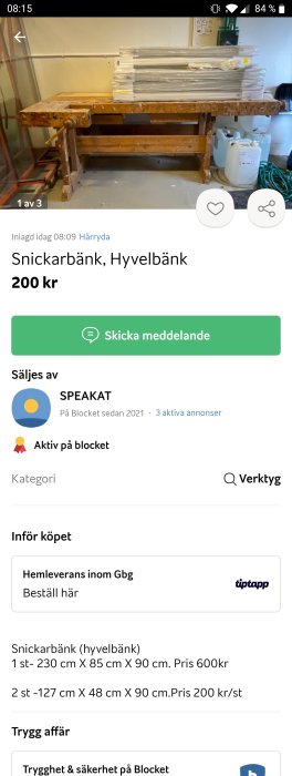 Använd snickarbänk i ett garage med vitvaror och byggmaterial ovanpå.