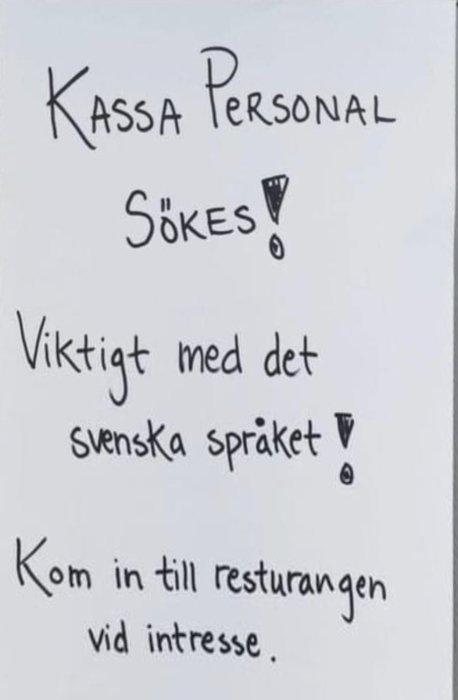 Handskriven skylt som söker kassapersonal med vikt på svenska språket och en uppmaning att besöka restaurangen.