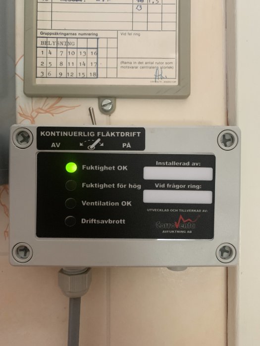 Elektronisk ventilationskontroll med indikatorlampor för driftstatus och en spak för reglering.