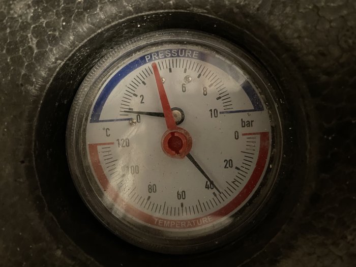 Manometer med temperatur- och tryckavläsning, visar cirka 1 bar och 60 grader Celsius.