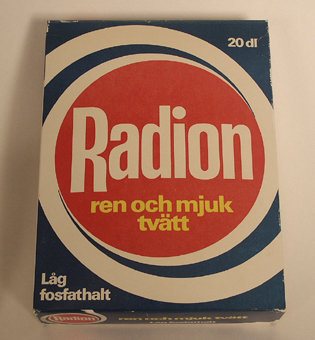 Gammal förpackning av Radion tvättmedel med texten "ren och mjuk tvätt" och "låg fosfathalt".