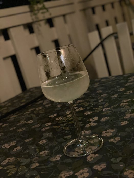 Glas med limoncello spritz på ett mönstrat bord utekväll.