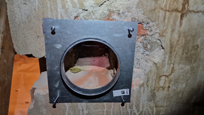 Torrtmonterad stoslösning med cirkulärt hål i en mur för ventilationssystem-installation.