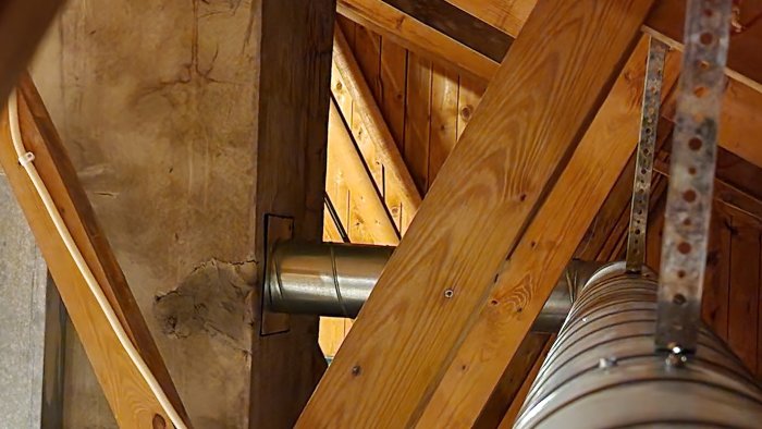 Ventilationsrör installerat genom träbjälklag med temporär upphängning.