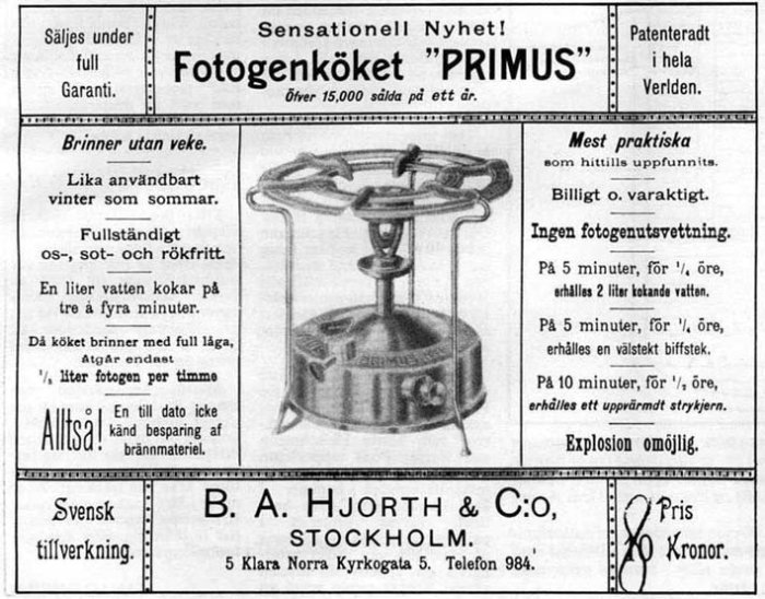 Svartvit annons för "Fotogenköket PRIMUS" som visar ett gammalt fotogenkök och text med produktinformation.