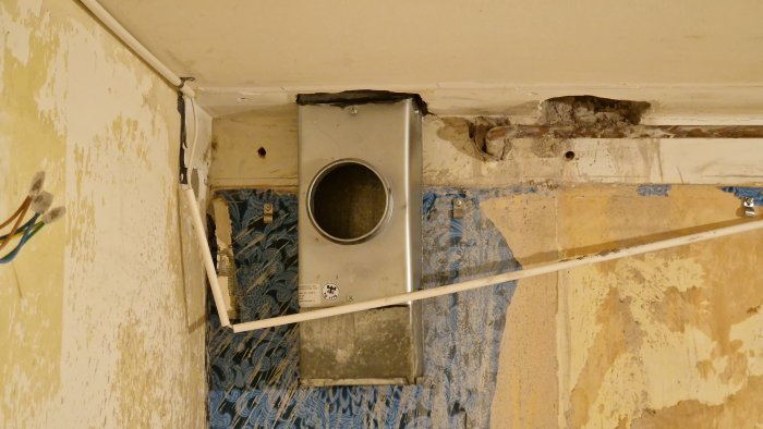 Installation av ventilation med fyrkantsrör och förlängning i renoveringsprojekt.