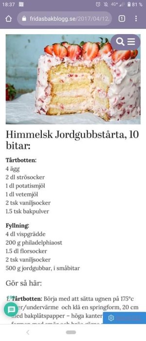 Öppnad jordgubbstårta med fluffig grädde och färska jordgubbar, recept på en skärm.