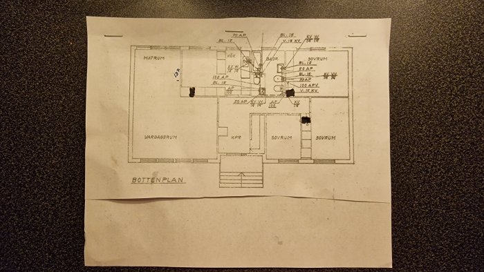 Husritning på ett papper som visar bottenvåningen med anteckningar för renoveringsprojektet.