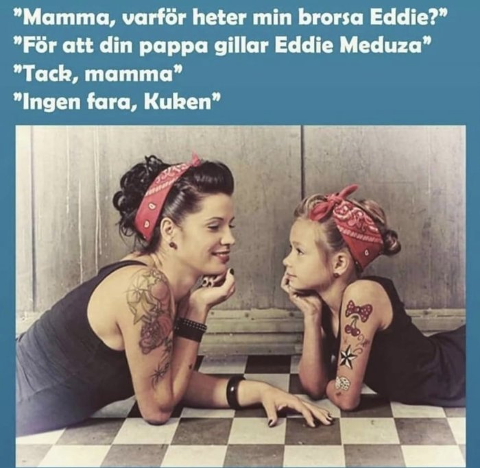 Mamma och dotter ligger på golvet och ser på varandra, båda har bandanas och tatueringar.