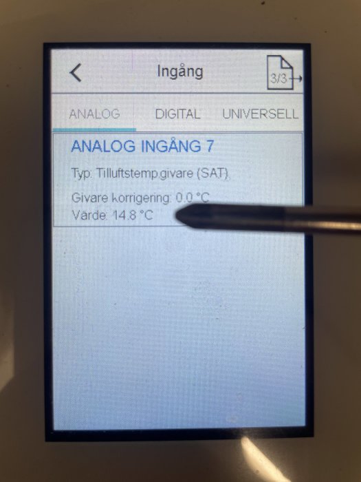 Skärm med texten "ANALOG INGÅNG 7, Typ: Tilluftstempgivare (SAT), Värde 14.8°C" och en pekande penna.