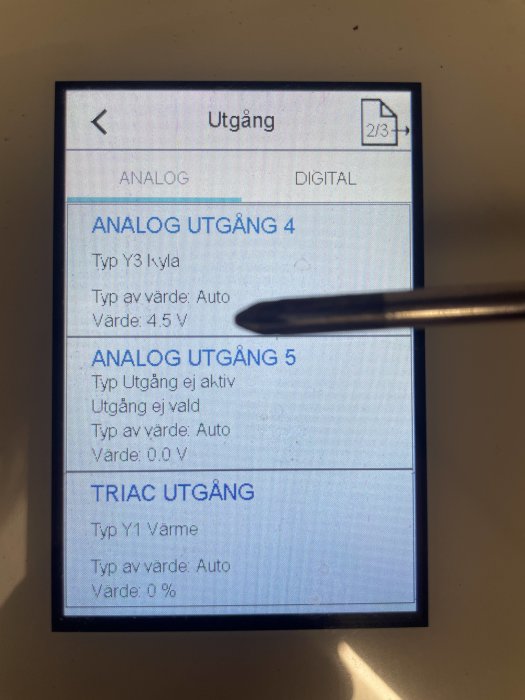 Skärmdump av styrsystem visar inställningar för ANALOG UTGÅNG 4 och TRIAC UTGÅNG på en digital display.