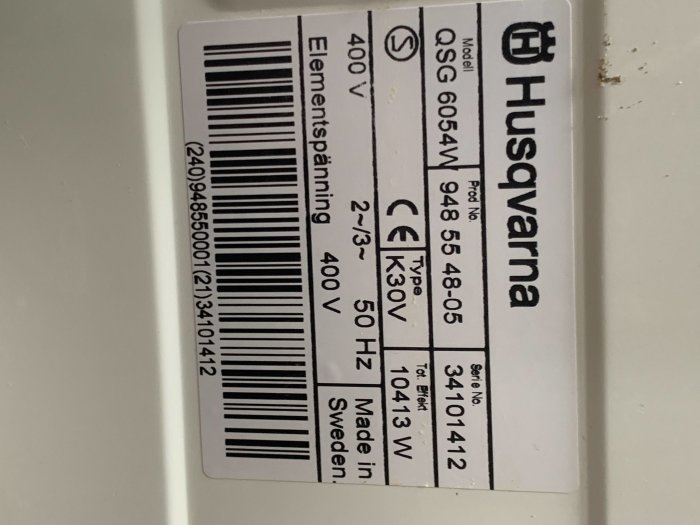 Typskylt på en Husqvarna-spis med tekniska specifikationer och modellnummer.