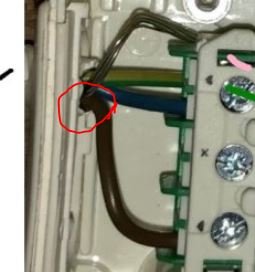Elledning som ser ut att vara klämd av en komponent i en elektrisk installation, markerad med en röd cirkel.