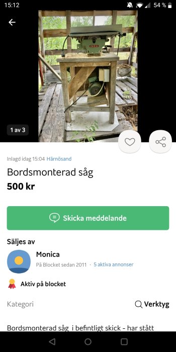 En begagnad bordsmonterad såg av märket INCA står i ett uterum, med synlig slitage, prissatt till 500 kr.