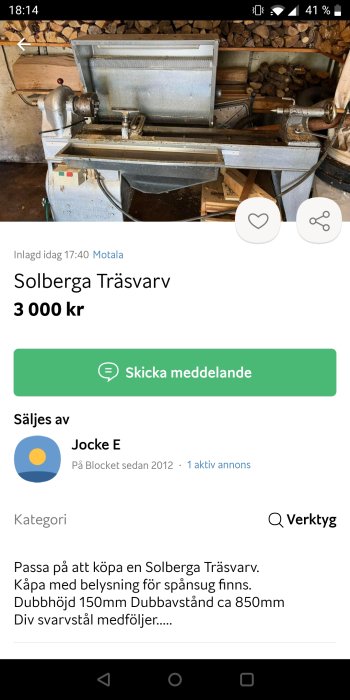 Solberga träsvärv till salu i verkstadsinredning med bakgrund av staplade vedträn.