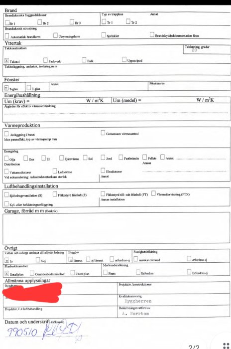 Ifylld byggblankett med olika tekniska specifikationer för yttre tak, fönster och värmeinstallationer.