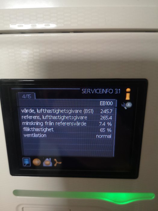 Display visar servicemeny för ventilationsenhet med värden på lufttäthet och ventilation, modell EB100.