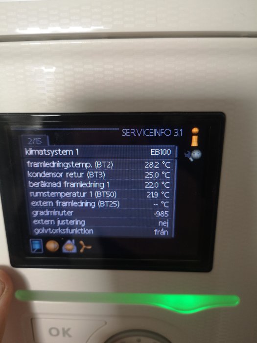 Digital termostat som visar olika temperaturvärden för ett uppvärmningssystem.