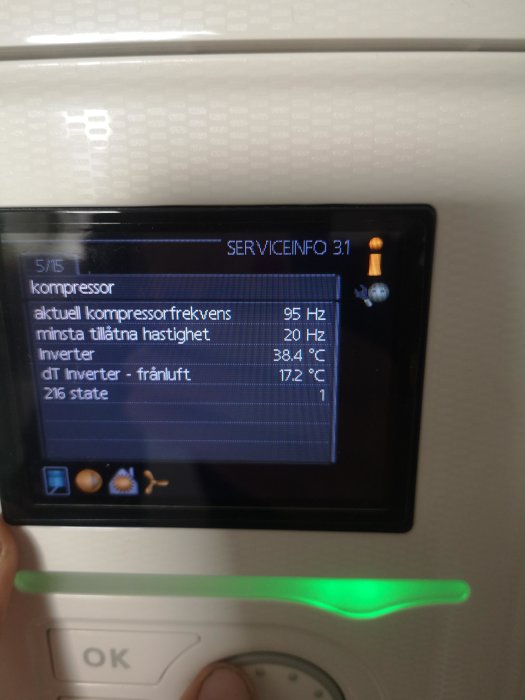 Digital skärm på en enhet som visar serviceinformation och kompressordata.