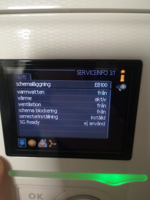 Digital display av en värmepump med menyn för serviceinformation synlig.