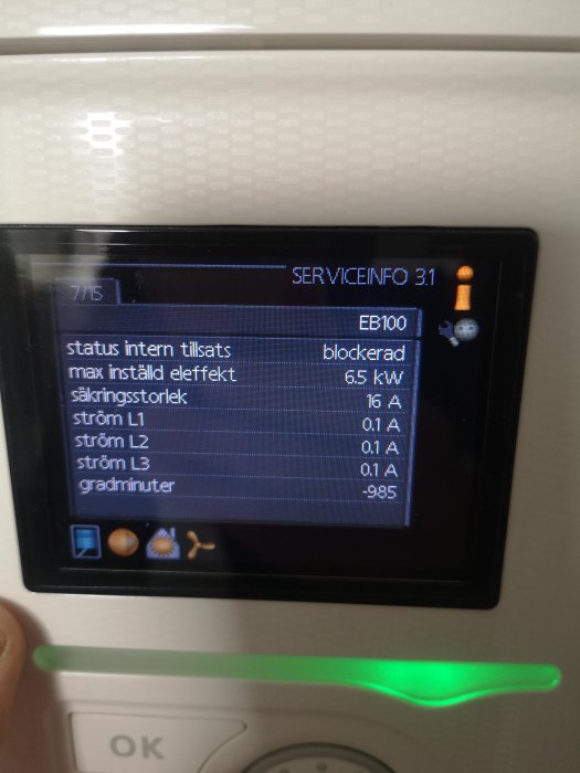 Display på en värmepumpsstyrning visar serviceinformation och strömvärden.