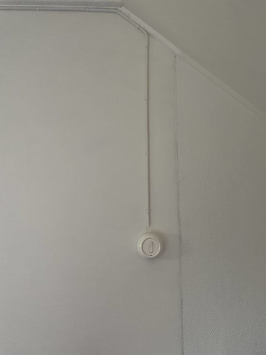 Eluttag med snett borrade rör för kulo-kabel i vägg och tak.