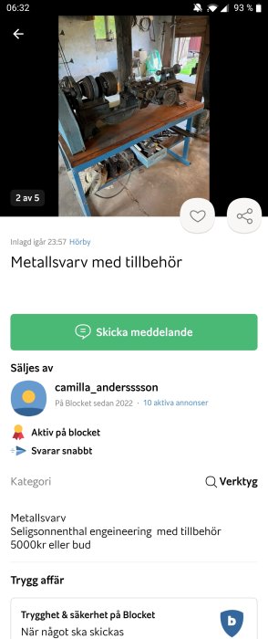 Metallsvets med tillbehör står på ett blått ställ i en verkstad, diverse verktyg syns under arbetsbänken.