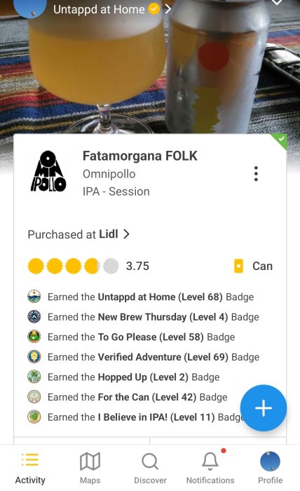 Ölglas fyllt med IPA bredvid en ölburk från Omnipollo med betygsskärmen från Untappd-appen.