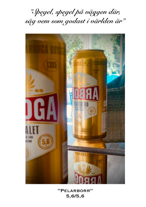 Två ölburkar speglas på en yta så det ser ut som de står på varandra med text som ordlekar på bästa ölen.