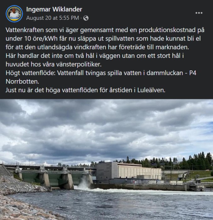 Hydroelektrisk damm där vatten översvämmar genom öppna luckor mot en molnig himmel.