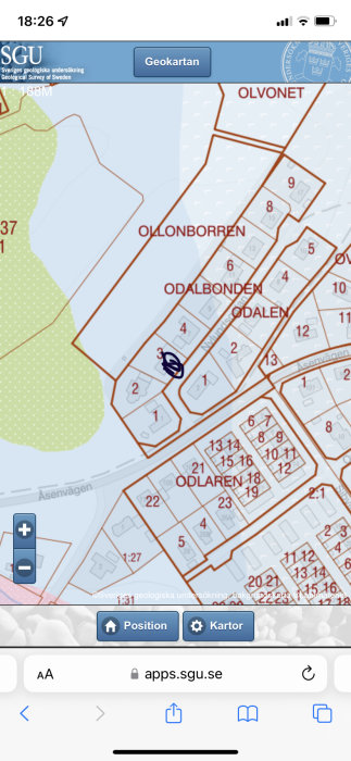 Skärmdump av geologiska kartan med markerat hus omgivet av områdesnamn och fastighetsindelningar.