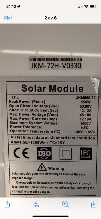 Specifikationsetikett på solpanel JKM-72H-V0330 som visar tekniska data och varningar.