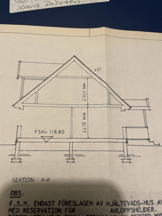 Sektionsritning av en husdel med mått och vinklar angivna, kallad "SEKTION A-A".