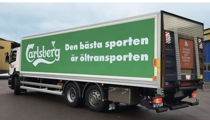 Lastbil med Carlsberg-reklam med texten "Den bästa sporten är öltransporten".