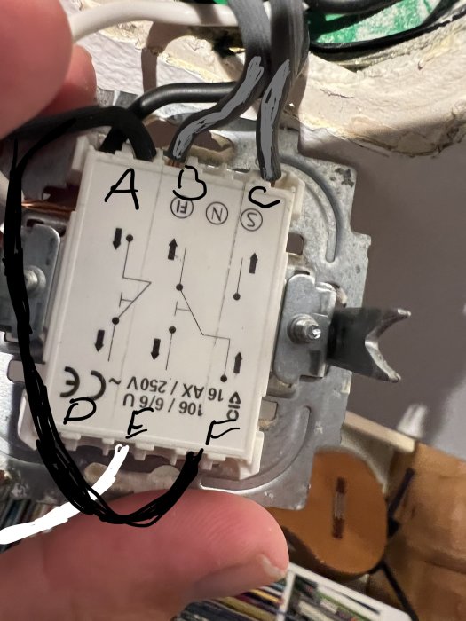 Närbild av öppen eldosas insida med synliga ledningar och kopplingsschemat.