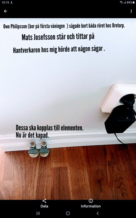 Avkapade rör vid golvet nära en vägg, med text som diskuterar kapningen och installation till element.