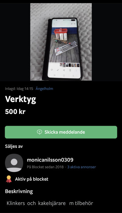 Smartphone visar annons om verktyg med bild på kakel och verktyg på skärmen.