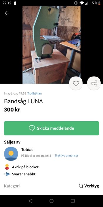 Bandsåg LUNA i en verkstadsmiljö, placerad på en träplatta med vägg i bakgrunden.