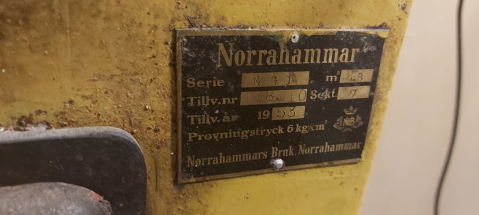 Gammal märkplåt på maskin med texten 'Norrahammar', 'Tillv.nr 1880', 'Tillv.år 1953', 'Provningstryck 6 kg/cm²'.