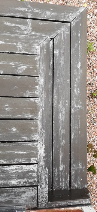 Nedslitet trätrall och trädgårdsstaket som behöver underhåll eller renovering.