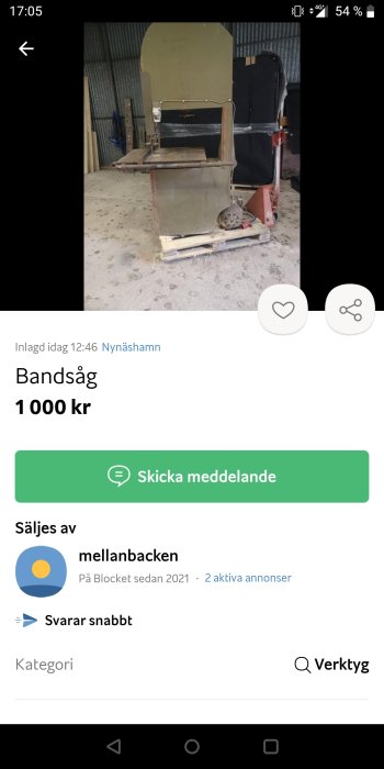 Begagnad bandsåg i metall till salu, placerad i ett verkstadsutrymme.