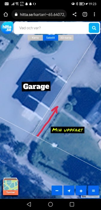 Satellitbild över en egendom med markerat garage och uppfart pekad ut med röd pil.