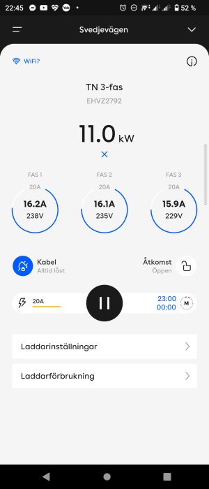 Skärmdump av en laddboxapp som visar ström och spänning för trefas laddning, totalt 11.0 kW.