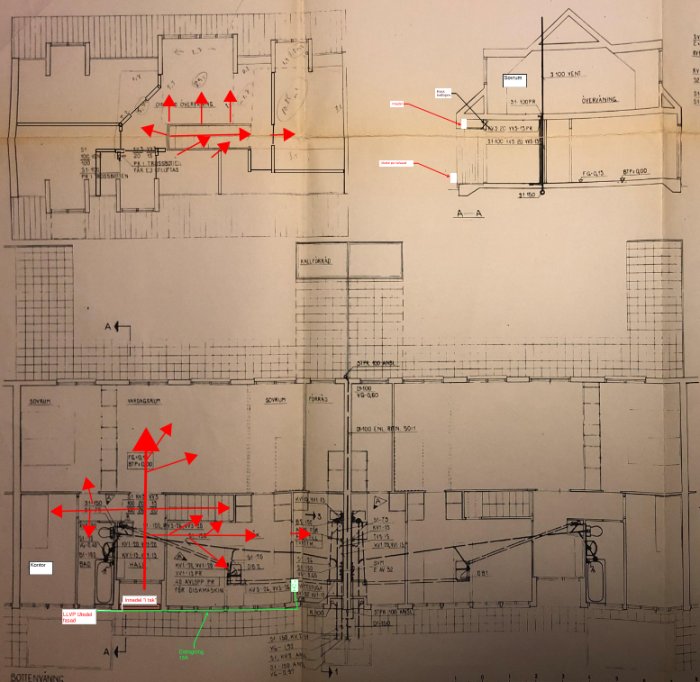 Arkitektonisk ritning av ett hus med måttangivelser och rödmarkerade ändringsförslag.