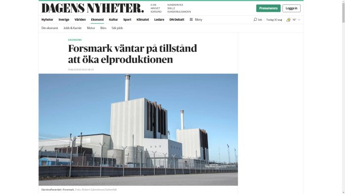 Forsmark kärnkraftverk exteriör med vita byggnader och skorstenar bakom staket, blå himmel.