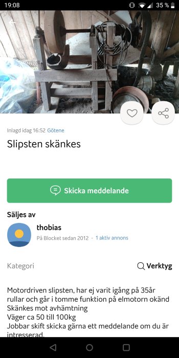 Motordriven slipsten i träställning, oanvänd på 35 år, står i ett förråd.