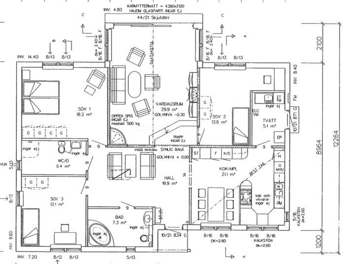 Arkitektritning av en husplan med rum, mått och möblering.